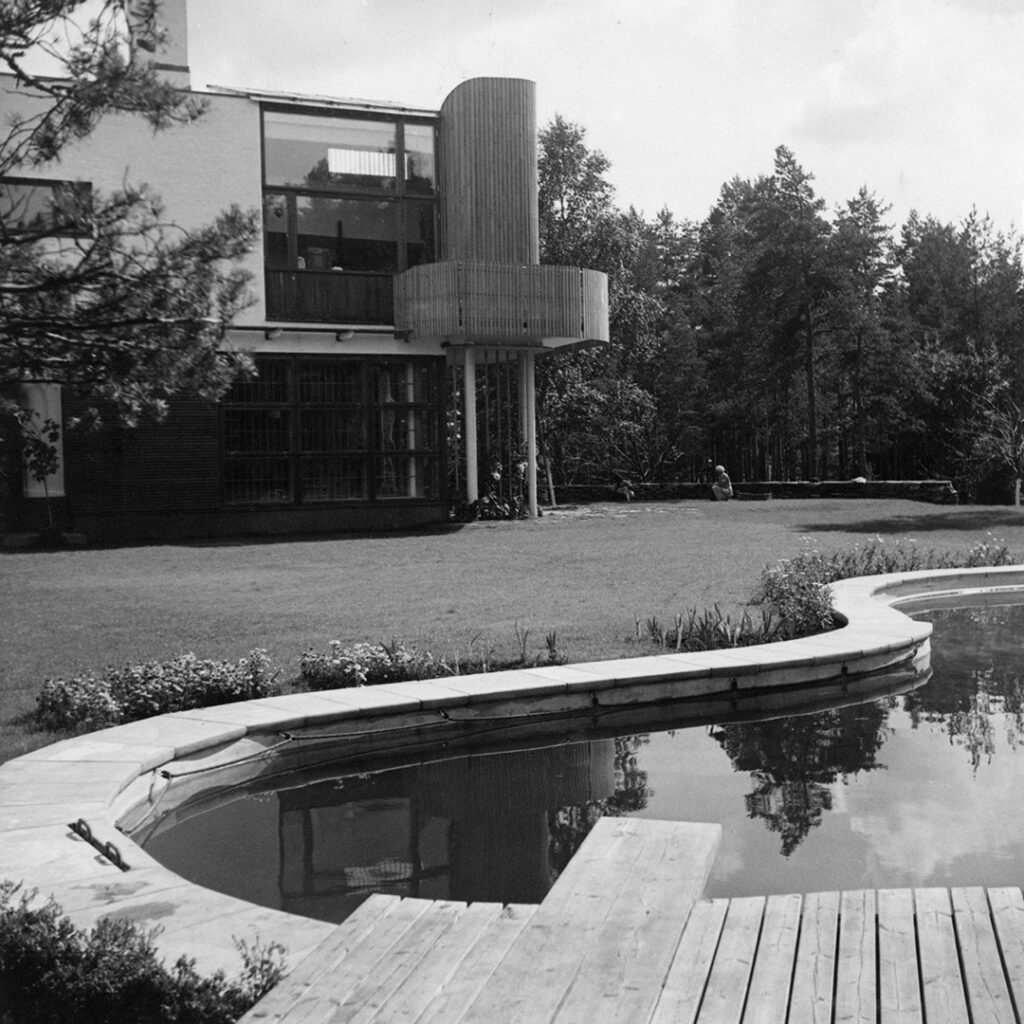 Mustavalkoinen kuva Alvar Aallon suunnittelemasta Villa Mairean uima-altaasta